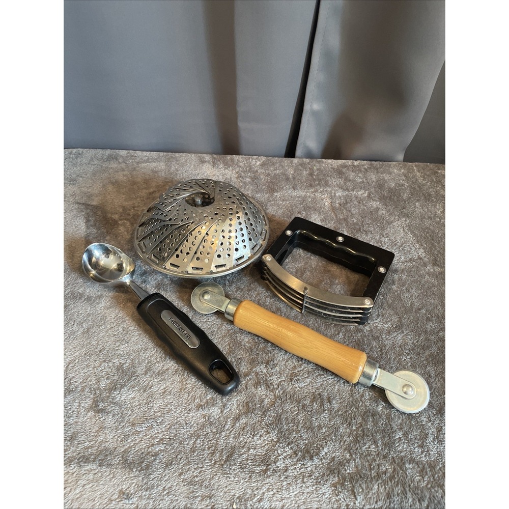 4 Pc VTG Kitchen Tool Lot Pastry Blender, Cutter Wheel,Farberware Scoop, Steamer